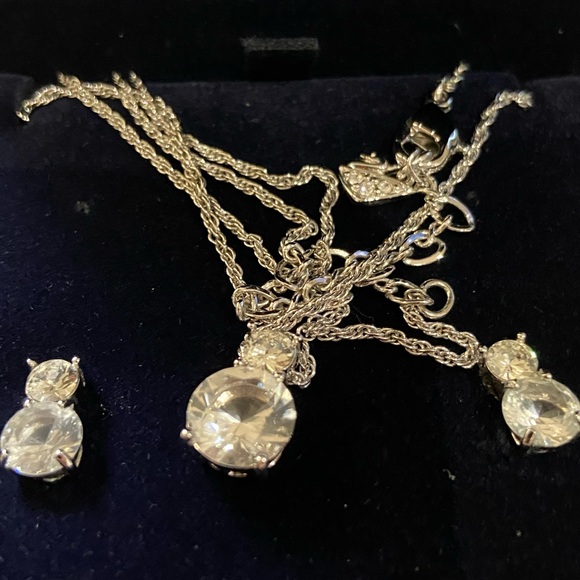 Swarovski new earrings and necklace set with original box - Picture 2 of 4